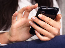 Hilfe bei Zahnproblemen: Rufen Sie uns an! (© Aaron Amat - Fotolia.com)