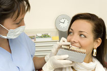 Sicherer als Selbstversuche: Bleaching beim Zahnarzt (© Christoph Haehnel - Fotolia.com)