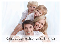 Gesunde Zähne für Kinder und Erwachsene mit Prophylaxe und Zahnreinigung(© Yuri Arcurs - Fotolia.com)